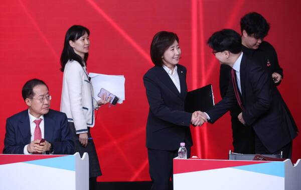 20일 열린 국민의힘 제21대 대통령 후보자 1차 경선 조별 토론회에서 B조 후보인 나경원-한동훈 후보가 인사하고 있다. 왼쪽에는 홍준표 후보가 앉아 있다. 연합뉴스