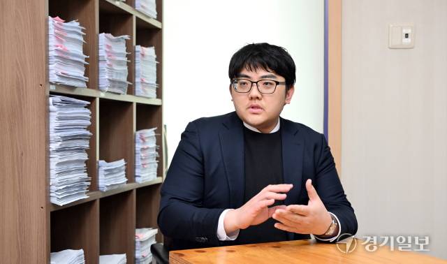 이재훈 인천지법 국선전담변호사가 인천 미추홀구 국선변호사 사무실에서 경기일보와 인터뷰하고 있다. 조병석기자