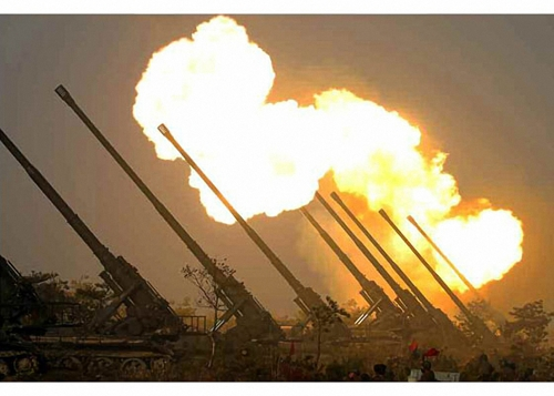 노동신문이 2020년 3월 10일 공개한 훈련 사진. 170㎜ 자주포로 추정되는 무기가 여러 발 발사되는 모습. [사진 출처 = 노동신문 홈페이지 캡처. 연합뉴스]