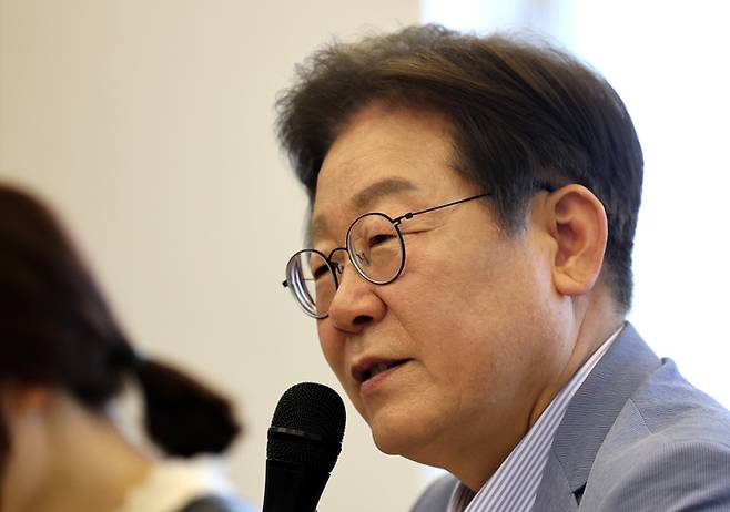 더불어민주당 이재명 대선 경선 후보가 지난 18일 대구 북구 사회혁신커뮤니티연구소 협동조합 소이랩에서 열린 K-콘텐츠 기업 간담회에 참석해 발언하고 있다. [사진 출처 = 연합뉴스]