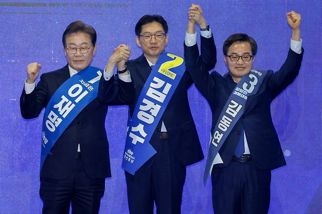 더불어민주당 대선 후보 경선에 나선 이재명 전 민주당 대표, 김경수 전 경남도지사, 김동연 경기도지사(왼쪽부터)가 20일 오후 울산전시컨벤션센터에서 열린 영남권 합동연설회에서 기념촬영을 하고 있다.  뉴스1