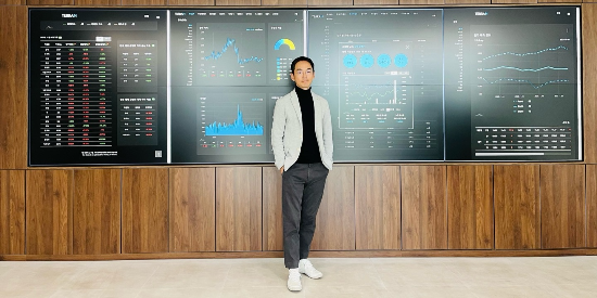 테란 앞에서 포즈를 취한 권민수 록야 대표(록야 제공)