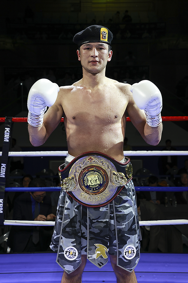세계복싱협회 라이트급 아시아 챔피언 최시로가 2025년 4월 경기도 남양주체육문화센터 타이틀 1차 방어전 승리 기념 촬영을 하고 있다. 사진=FINAL FLASH 박종혁 기자