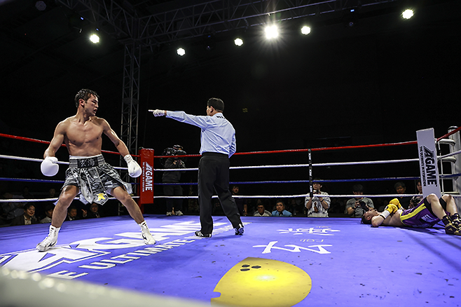 세계복싱협회 라이트급 아시아 챔피언 최시로가 2025년 4월 경기도 남양주체육문화센터 타이틀 1차 방어전에서 세계복싱기구 아시아태평양 및 동양태평양복싱연맹 통합 챔피언을 지낸 도전자 요시노 슈이치로한테 다운을 뺏은 후 코너로 이동을 지시받고 있다. 사진=FINAL FLASH 박종혁 기자