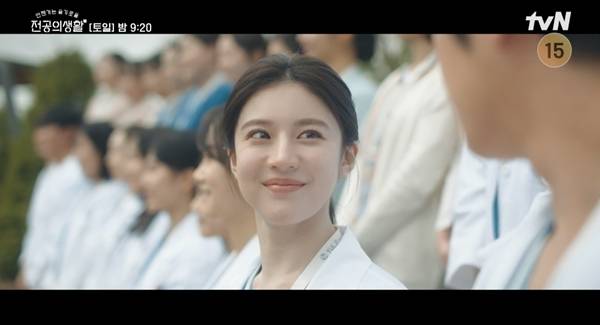 배우 고윤정이 유쾌한 ‘냉삼 플러팅’과 깜짝 손잡기로 설렘을 폭발시켰다.