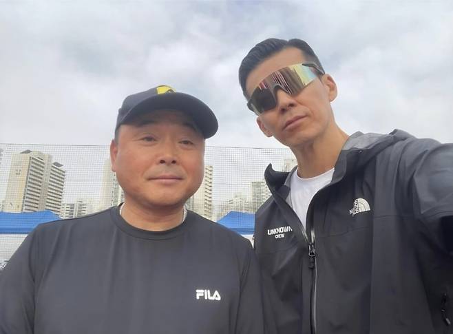 그룹 지누션의 멤버 션(오른쪽)과 전 마라톤 국가대표 이봉주. /사진=션 인스타그램 갈무리