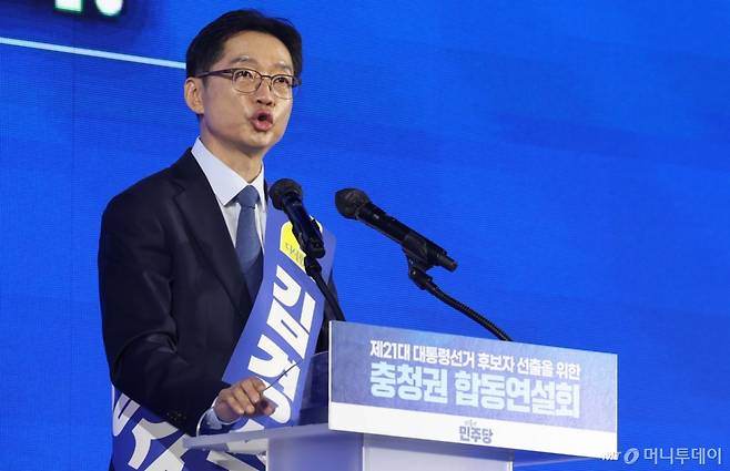 [청주=뉴시스] 조성봉 기자= 김경수 제21대 대통령 선거 더불어민주당 경선 후보가 19일 오후 충북 청주시 서원구 청주체육관에서 열린 제21대 대통령선거 후보자 선출을 위한 충청권 합동연설회에서 정견 발표를 하고 있다. 2025.04.19. suncho21@newsis.com /사진=조성봉