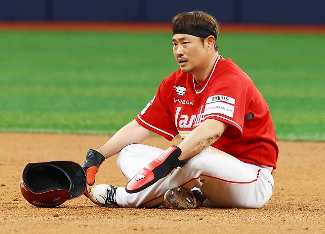 SSG랜더스 주전 포스 이지영이 20일 LG트윈스와의 경기 도중 햄스트링 부상을 입었다. 사진은 지난달 30일 키움 히어로즈와의 경기에서 베이스를 훔친 이지영. /사진=뉴시스