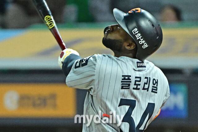 17일 인천 SSG랜더스필드에서 열린 '2025 신한 SOL BANK KBO리그' 한화 이글스와 SSG랜더스 경기. 한화 플로리얼이 7회초 1사 2루에 뜬공을 바라보고 있다./마이데일리