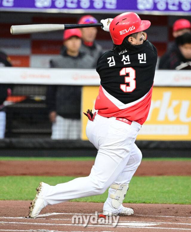 2025년 3월 28일 오후 대전 한화생명 볼파크에서 진행된 '2025 신한 SOL뱅크 KBO 리그' KIA 타이거즈와 한화 이글스의 경기. KIA 김선빈이 1회초 선두타자 안타를 치고 있다./마이데일리