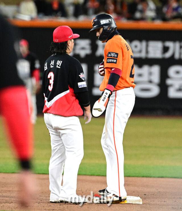 2025년 3월 28일 오후 대전 한화생명 볼파크에서 진행된 '2025 신한 SOL뱅크 KBO 리그' KIA 타이거즈와 한화 이글스의 경기. 한화 1루 주자 심우준이 3회초 1사 1루 황영목 타석 때 2루 도루를 성공한 뒤 KIA 2루수 김선빈과 이야기를 나누고 있다./마이데일리