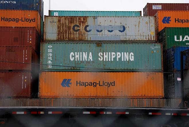 지난 18일(현지시간) 미국 캘리포니아주 오클랜드의 오클랜드 항구에 쌓여있는 컨테이너들. [AFP]