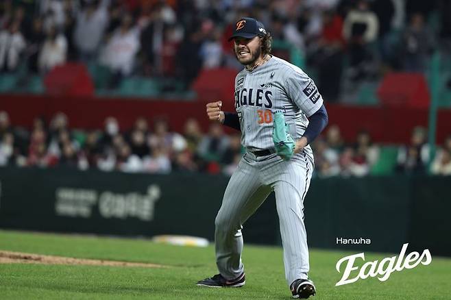 [서울=뉴시스] 프로야구 한화 이글스 코디 폰세가 15일 인천 SSG랜더스필드에서 열린 2025 신한 쏠뱅크 KBO리그 SSG 랜더스와의 경기에 선발 등판해 삼진을 잡은 뒤 환호하고 있다. (사진=한화 이글스 제공) 2025,04.15. *재판매 및 DB 금지