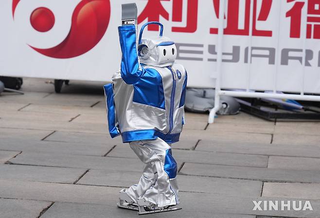 [베이징=신화/뉴시스] 19일 중국 베이징 이좡 경제기술개발구에서 열린 휴머노이드 로봇 하프마라톤에 참가한 한 로봇이 손을 흔들고 있다. 2025.04.20
