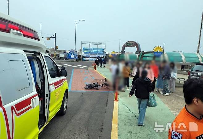 [제주=뉴시스] 20일 오후 제주시 우도에서 자전거와 보행자가 충돌해 소방당국이 수습에 나서고 있다. (사진=제주소방안전본부 제공) 2025.04.20. photo@newsis.com