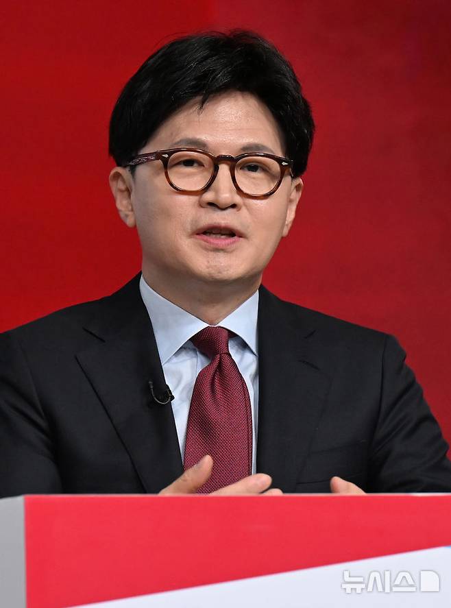 [서울=뉴시스] 국회사진기자단 = 한동훈 제21대 대통령 선거 국민의힘 경선 후보가 20일 서울 강서구 ASSA아트홀에서 열린 '제21대 대통령 선거 국민의힘 1차 경선 B조 토론회'에서 발언하고 있다. 2025.04.20. photo@newsis.com