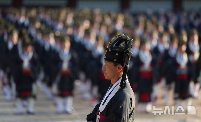 [서울=뉴시스] 김선웅 기자 = 20일 서울 종로구 종묘에서 신주 환안으로 종묘 정전 보수가 모두 완료 되었음을 고하는 제사 고유제가 진행되고 있다. 2025.04.20. mangusta@newsis.com