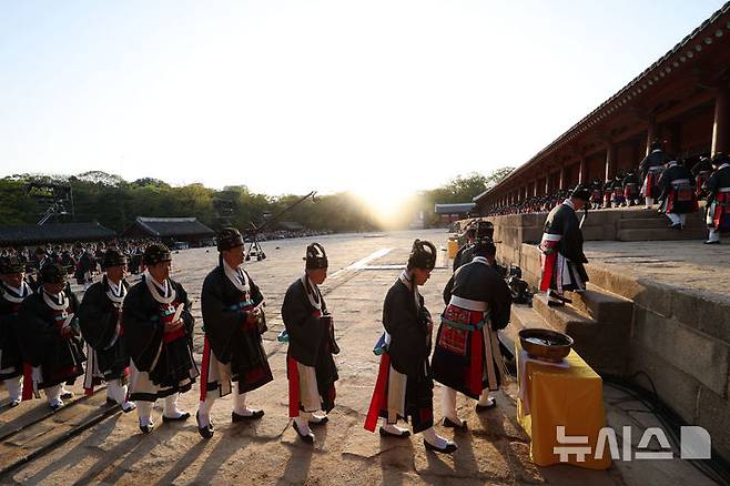 [서울=뉴시스] 김선웅 기자 = 20일 서울 종로구 종묘에서 신주 환안으로 종묘 정전 보수가 모두 완료 되었음을 고하는 제사 고유제가 진행되고 있다. 2025.04.20. mangusta@newsis.com