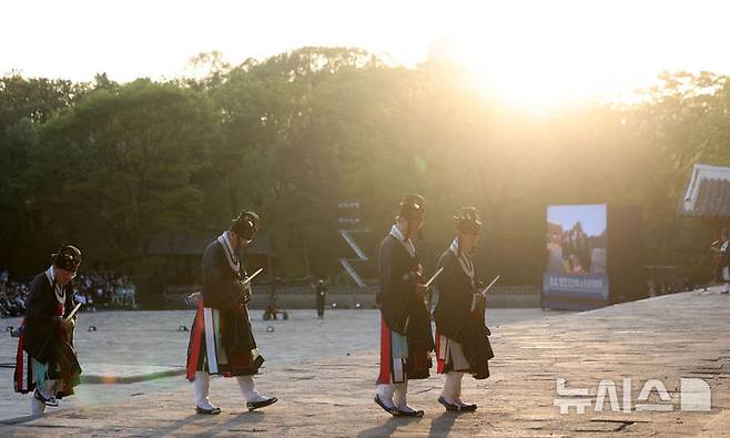 [서울=뉴시스] 김선웅 기자 = 20일 서울 종로구 종묘에서 신주 환안으로 종묘 정전 보수가 모두 완료 되었음을 고하는 제사 고유제가 진행되고 있다. 2025.04.20. mangusta@newsis.com