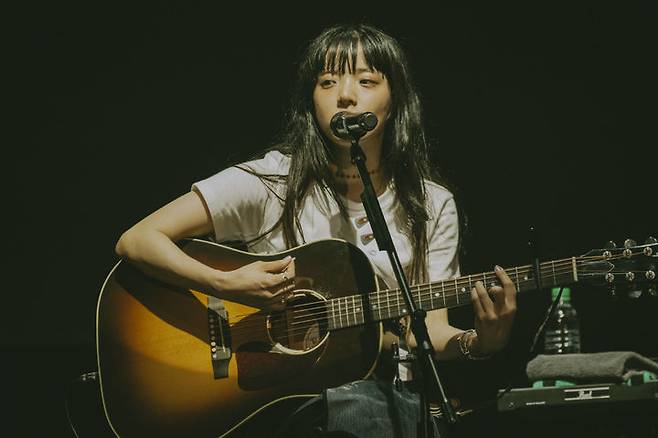 [고양=뉴시스] 일본 스타 싱어송라이터 아이묭(あいみょん)이 19~20일 경기 고양 킨텍스 9홀에서 '돌핀·아파트 인 서울'을 펼쳤다. 그녀는 데뷔 10년 만에 첫 내한공연했다. (사진 = MPMG 제공) 2025.04.20. photo@newsis.com. *재판매 및 DB 금지