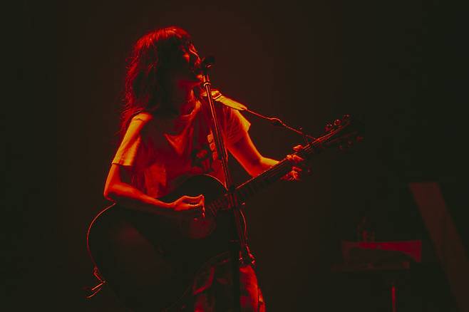 [고양=뉴시스] 일본 스타 싱어송라이터 아이묭(あいみょん)이 19~20일 경기 고양 킨텍스 9홀에서 '돌핀·아파트 인 서울'을 펼쳤다. 그녀는 데뷔 10년 만에 첫 내한공연했다. (사진 = MPMG 제공) 2025.04.20. photo@newsis.com. *재판매 및 DB 금지