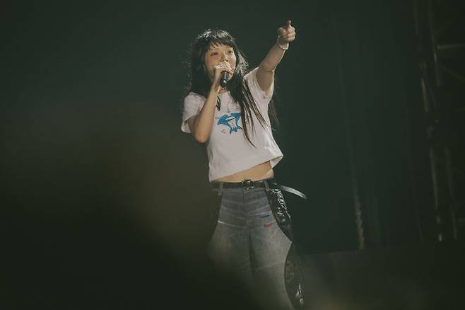 [고양=뉴시스] 일본 스타 싱어송라이터 아이묭(あいみょん)이 19~20일 경기 고양 킨텍스 9홀에서 '돌핀·아파트 인 서울'을 펼쳤다. 그녀는 데뷔 10년 만에 첫 내한공연했다. (사진 = MPMG 제공) 2025.04.20. photo@newsis.com. *재판매 및 DB 금지