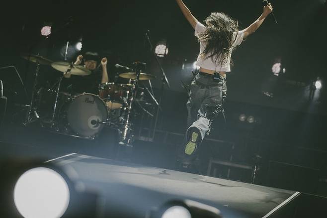 [고양=뉴시스] 일본 스타 싱어송라이터 아이묭(あいみょん)이 19~20일 경기 고양 킨텍스 9홀에서 '돌핀·아파트 인 서울'을 펼쳤다. 그녀는 데뷔 10년 만에 첫 내한공연했다. (사진 = MPMG 제공) 2025.04.20. photo@newsis.com. *재판매 및 DB 금지