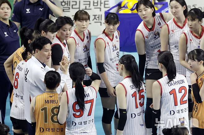 [화성=뉴시스] 최동준 기자 = 20일 경기 화성체육관에서 열린 2025 한국-태국 여자배구 올스타 슈퍼매치 2차전에서 한국 강성형 감독이 작전 지시를 하고 있다. 2025.04.20. photocdj@newsis.com