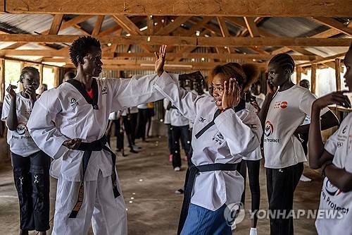 태권도 수련 중인 케냐 난민 소녀들 [AFP 연합뉴스]