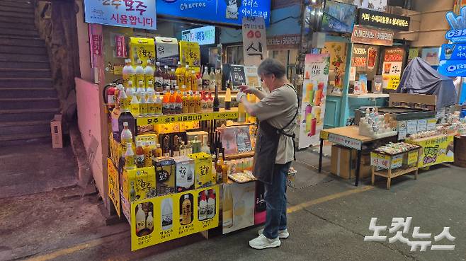 전북 전주 남부시장에서 8년째 카페를 운영 중인 김명근 씨(62). 심동훈 기자