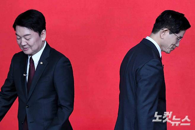 19일 서울 강서구 ASSA 아트홀에서 열린 국민의힘 대선 경선 후보 조별 토론회에서 안철수(왼쪽), 김문수 후보가 기념 촬영을 마친 뒤 자리로 돌아가고 있다. 박종민 기자