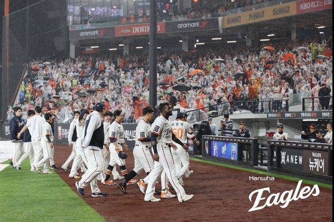 한화 선수들이 19일 대전 NC전을 5회 강우콜드 게임으로 승리한 뒤 팬들에게 인사를 하고 있다. /한화 이글스 제공