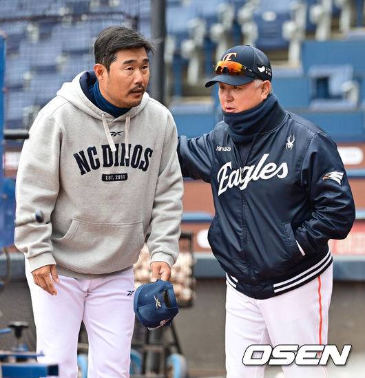 [OSEN=창원, 김성락 기자] NC 이호준 감독과 한화 김경문 감독이 인사를 나누고 있다. 2025.03.16 / ksl0919@osen.co.kr