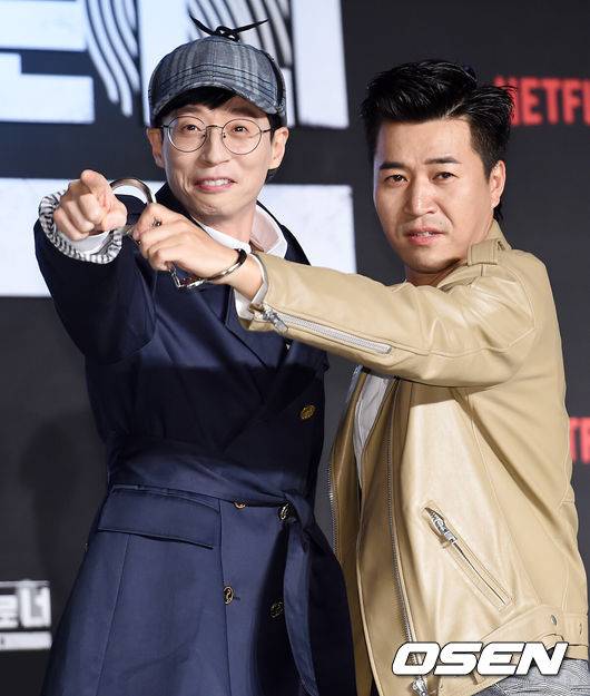 [OSEN=지형준 기자] 30일 오후 서울 삼성동 인터컨티넨탈 코엑스에서 열린 넷플릭스(Netflix)의 오리지널이자 최초의 한국 예능 '범인은 바로 너!' 제작발표회에서 개그맨 유재석, 가수 김종민이 포토타임을 하고 있다. /jpnews@osen.co.kr