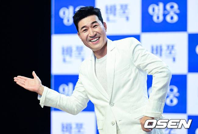 [OSEN=김성락 기자] 5일 오후 서울 강남구 일지아트홀에서 그룹 코요테의 ‘LET’s KOYOTE’ 앨범 발매 기념 쇼케이스가 열렸다. 전 세대를 아우르는 국내 최장수 그룹인 코요테는 이번 앨범에 특유의 밝고 신나는 댄스곡과 대중들의 사랑에 보답하는 내용을 담았다.코요테 김종민이 포토타임을 갖고 있다. 2022.10.05 /ksl0919@osen.co.kr