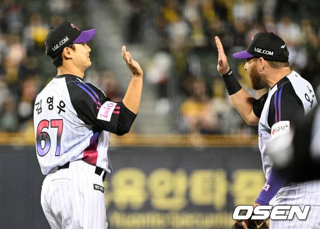 [OSEN=잠실, 이대선 기자] 프로야구 LG. 트윈스가 KIA 타이거즈를 꺾고 맞대결 8연패에서 벗어났다. LG는 4일 서울 잠실구장에서 열린 2025 KBO리그 KIA와 경기에서 8-2로 승리했다. LG는 지난해 6월 20일부터 이어진 KIA전 8연패 사슬을 끊어냈다.LG 김영우가 9회 2사 1루에서 KIA 최형우를 땅볼로 처리하고 환호하고 있다. 2025.04.04 /sunday@osen.co.kr