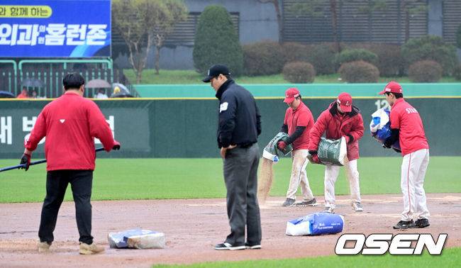 [OSEN=인천, 최규한 기자] 19일 오후 인천 SSG랜더스필드에서 ‘2025 신한 SOL Bank KBO리그’ SSG 랜더스와 LG 트윈스의 경기가 열렸다.이날 홈팀 SSG은 송영진, 방문팀 LG는 손주영을 선발로 내세웠다.4회초 1사 1, 2루 상황 LG 문성주 타석을 앞두고 우천으로 경기가 중단됐다. 1시간여 넘게 기상상황을 살피며 그라운드를 정비한 뒤 내야에 흙을 뿌리며 경기 재개를 준비하는 SSG 그라운드 관리 요원들. 2025.04.19 / dreamer@osen.co.kr