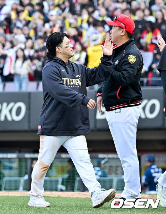 [OSEN=광주, 조은정 기자]디펜딩챔프 KIA타이거즈가 짜릿한 역전극을 펼치며 개막 첫 승을 따냈다. KIA는 22일 광주-기아 챔피언스필드에서 열린 2025 프로야구 NC다이노스와의 개막전에서 9-2로 승리했다. 에이스 제임스 네일이 5이닝 무실점으로 호투했다. 8회 공격이 뜨거웠다. 나성범이 동점 적시타를 터트리자 최형우가 역전 2타점 2루타, 김선빈이 또 2타점 적시타를 작렬했다. 한준수는 쐐기 3점포를 날렸다. KIA 이범호 감독이 김선빈과 승리를 기뻐하고 있다. 2025.03.22