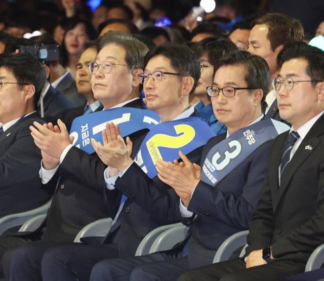 ▲더불어민주당 대선 경선 후보들이 20일 울산시 울주군 울산전시컨벤션센터에서 열린 '제21대 대통령선거 후보자 선출을 위한 영남권 합동연설회'에서 손뼉을 치고 있다. ⓒ연합뉴스
