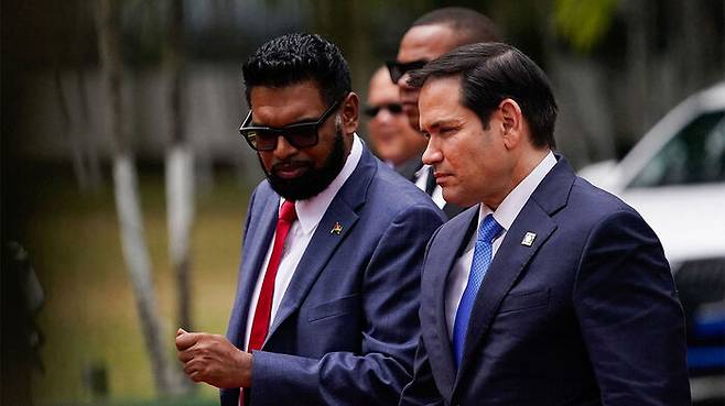 지난 달 공항에서 미 국무장관(오른쪽)과 대화하는 가이아나 대통령 (사진=AFP, 연합뉴스)