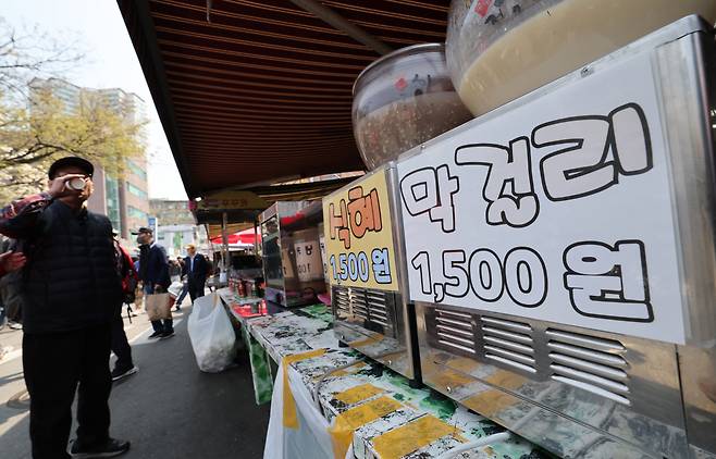 서울 동묘 벼룩시장 한복판엔 막걸리를 잔으로 파는 곳이 있다. 시장을 찾는 수많은 시민들이 이곳을 지난다.