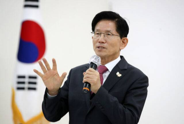 국민의힘&nbsp;김문수 대선 경선 후보가 20일 대구·경북 당사에서 열린 지역 의원 간담회에서&nbsp;발언하고 있다. 뉴스1