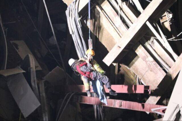 지난 12일 오전 4시27분쯤 경기 광명시 일직동 신안산선 복선전철 5-2공구 붕괴 현장에 고립됐던 작업자를 소방관이 구조하고 있다. 경기도소방재난본부 제공