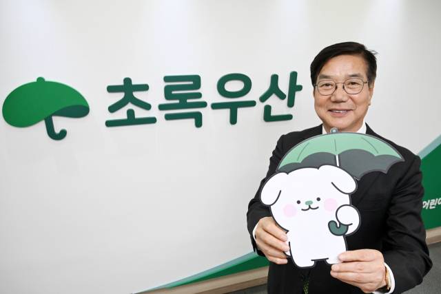 황영기 초록우산 회장이 인터뷰를 마친 후 초록우산 캐릭터 초뭉이를 들고 포즈를 취하고 있다. 조태형 기자