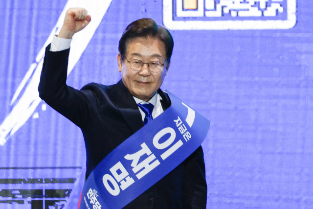 이재명 더불어민주당 대선 예비후보가 20일 경남 울산전시컨벤션센터에서 열린 영남권 합동연설회에 참석해 정견발표를 마친 뒤 인사하고 있다. 뉴스1