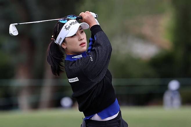 윤이나가 LPGA 투어 JM이글 LA 챔피언십 3라운드에서 선두와 2타차 4위로 뛰어올랐다. 지난 18일 미국 캘리포니아주 로스앤젤레스 엘 카바에로CC에서 열린 대회 1라운드 17번홀에서 티샷을 하고 있는 윤이나. |게티이미지