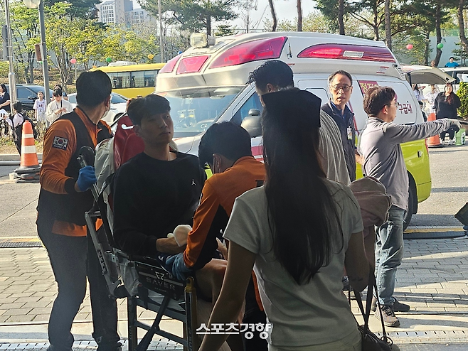 문성곤(왼쪽에서 두 번째)이 20일 수원 KT아레나에서 열린 2024~2025 KCC 프로농구 6강 PO 5차전이 끝난 뒤 과호흡 증상을 호소해 구급차로 후송되고 있다. 황민국 기자