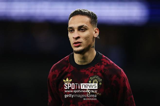 ▲ 양팀 사이에 이적은 거물급 선수라면 비판 대상이 된다. 하지만, 안토니는 아약스 출신이고 맨유에서 큰 활약이 없었다는 점에서 실제 이적이 성사되더라도 깊이 생각하지는 않는 것으로 알려졌다.