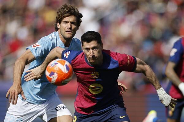 ▲ FC바르셀로나 골잡이 로베르트 레반도프스키가 불의의 부상으로 레알 마드리드, 인테르 밀란전에 나서기 어려울 것이라는 이야기가 나왔다. ⓒ연합뉴스/EPA/AFP