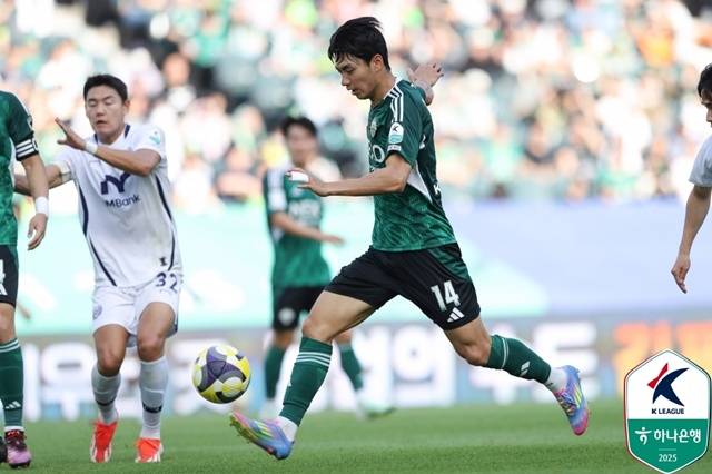 경기에 집중하는 전진우. /사진=한국프로축구연맹 제공